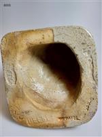 8555b.jpg; 8555; Boekensteun met sculptuur zittende vrouw; boekensteun
