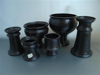 PD0292.jpg; PD0292; Zes objecten in bruin; vaas