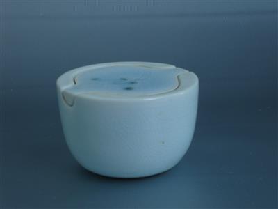 PD0440.jpg; PD0440; klein dekseldoosje, lichtblauw; doos (houder)