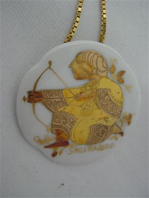 PD0972.jpg; PD0972; Sieraad Rosenthal - Hanger waarop Boogschutter; ketting (sieraad)