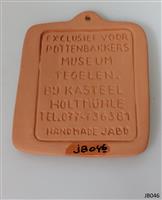 a8f55628-a6b3-4e05-8155-ec872064ce81.jpg; JB046; Kleine wandtegel met ophangoog; op voorzijde decoratie van twee herten rond boom.; tegel