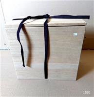 bef5467c-04b4-4ed6-ae81-8f42874f8216.jpg; 1820; Vijfhoekige dekselpot met bijpassend kistje + deksel; dekselpot