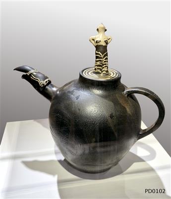 f5726820-353f-4de2-8058-7cadcbe937a1.jpg; PD0102; Theepot met figuratieve onderdelen; theepot