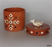 f92ac405-d9c4-4a2c-b0a7-902e29e898cf.jpg; JB003; Dekselpot met decoratie vierkleurenklei; dekselpot