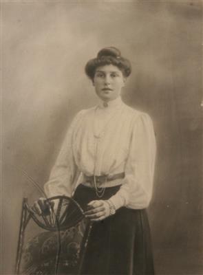 04523b.jpg; 04523; Portretfoto van een jonge vrouw; Fotografie