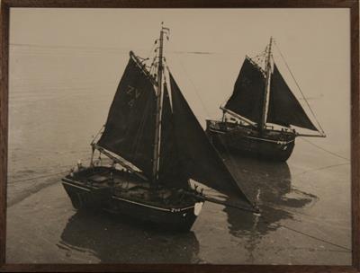 04583b.jpg; 04583; foto van Twee modellen van bomschuiten (ZV4 en ZV15); strandleven