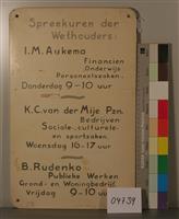 04739a.jpg; 04739; bord "Spreekuren der Wethouders"; uithangbord