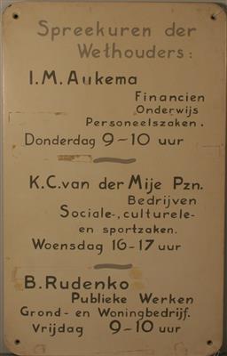 04739b.jpg; 04739; bord "Spreekuren der Wethouders"; uithangbord