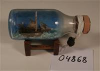 04868a.jpg; 04868; flessenscheepje "Boomschuit ZV I, 1885"; scheepjesfles