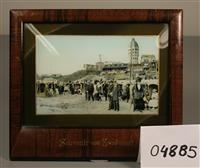 04885a.jpg; 04885; Ingelegde afbeelding in houten lijstje en passe-partout achter bol glas; souvenir