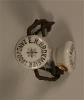 04974c.jpg; 04974; beugelfles; glaswerk