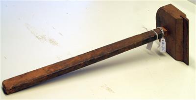 05786.jpg; 05786; Houten hamer met koperen strip; algemeen