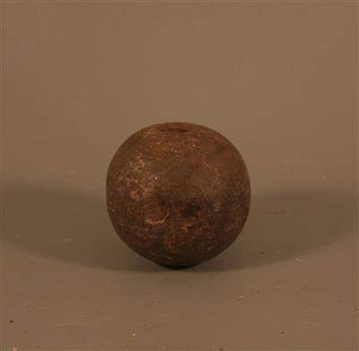 06599.jpg; 06599; Een kanonskogel van gietijzer; kanonskogel