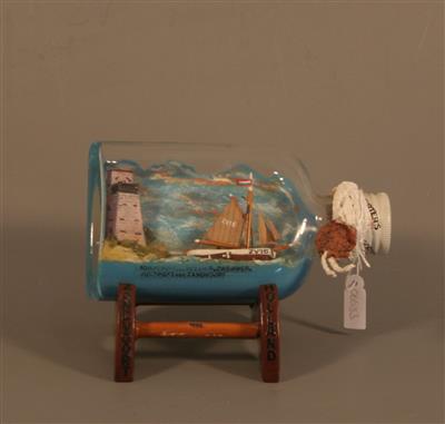 06633.jpg; 06633; Fles met miniatuurboot en vuurtoren "Vuurpost van Zandvoort"; scheepjesfles