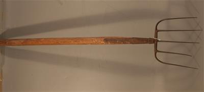 06642.jpg; 06642; Hark met houten handvat; hark