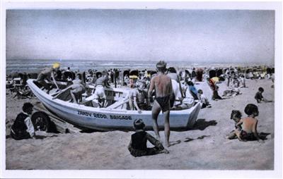 3bbf77f5-433f-49b5-96c6-2e63708a4359.jpg; 61517; Strandleven met sloep Zandvoortse Reddingsbrigade. ; ansichtkaart