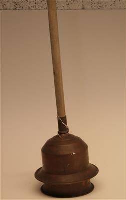 40158.jpg; 40158; metalen wasstamper met houtensteel; wasstamper