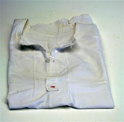 40175.jpg; 40175; kindernachthemd met korte mouwen, twee knopen voor de borst en de rode stiksel 132; nachthemd