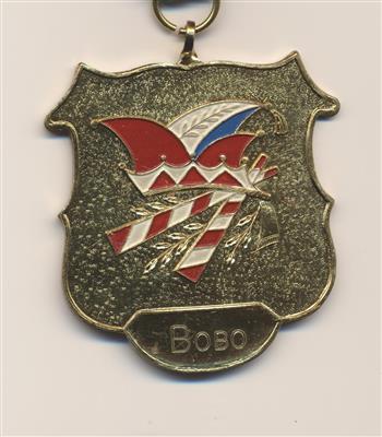 932470b1-eb0c-49ef-868c-5aa39d215e00.jpg; 61502; Erepenning/versierselen van Prins Bobo den urste, van de carnavalsvereniging De Scharrenkoppen; penning