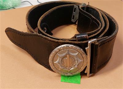 ab950291-85ce-4e77-b198-e94df795de3a.jpg; 27013; Riem behorende bij politieuniform; riem