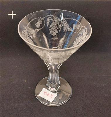 d825fe18-f042-4e67-8527-bf7af3a8c4ec.jpg; 61413; Cocktailglas met inscriptie " Hotel Paviljoen Riche Zandvoort" en " C. Degen"; glaswerk