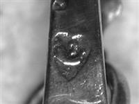 11502_1.bmp; 11502; miniatuur tasbeugel aan gordelhaak; miniatuurkledingaccessoire