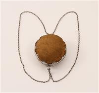 11981.1-01.jpg; 11328; speldenkussen gevat in zilveren band met ketting; speldenkussen