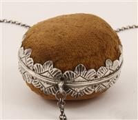 11981.1-02.jpg; 11328; speldenkussen gevat in zilveren band met ketting; speldenkussen