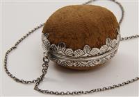 11981.1-04.jpg; 11328; speldenkussen gevat in zilveren band met ketting; speldenkussen