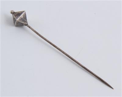 14991.1-01.jpg; 14991; Zilveren das- of hoedenspeld; speld