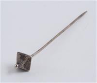 14991.1-02.jpg; 14991; Zilveren das- of hoedenspeld; speld