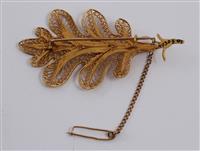 40305.1-02.jpg; 40305.01; Gouden filigrain broche in de vorm van een eikenblad; broche